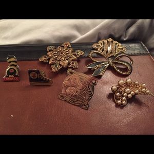 Lot of vintage brooches/pins